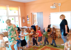Dzieci z grupy II wraz z nauczycielkami tańczą tworząc pociąg.