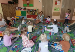 Zabawa ruchowa z piłeczkami.