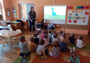 Dzieci uczestniczą w zajęciach z języka angielskiego.