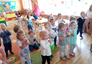 Przedszkolaki klaszczą w rytm muzyki.