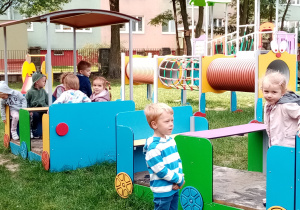 Dzieci z gr. II bawią się na przedszkolnym placu zabaw.