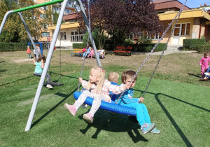 Zabawy dzieci w ogrodzie przedszkolnym