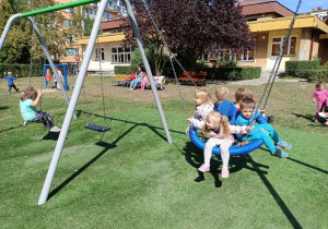 Zabawy dzieci w ogrodzie przedszkolnym
