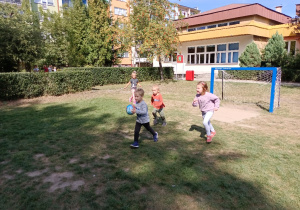 Zabawy dzieci w ogrodzie przedszkolnym