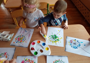 Stemplowanie farbami kolorowych kropek.