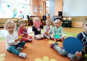 Dzieci prezentują wybrane przez siebie kropki.