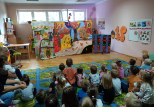 Przedszkolaki oglądają teatrzyk „O Michałku Nieśmiałku i jego psie Wigorku”.