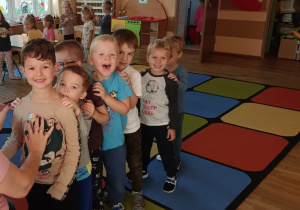 Grupa uśmiechniętych chłopców