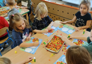 Dzieci wykonują pracę plastyczną - Jesienne drzewa
