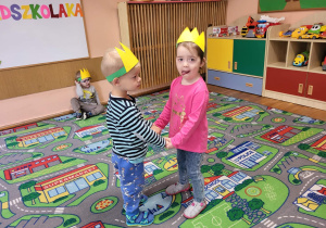 Dzieci z grupy „Bąbelki” na tle tablicy Dzień Przedszkolaka.