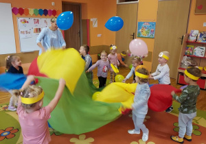 Zabawy balonami z wykorzystaniem chusty animacyjnej.