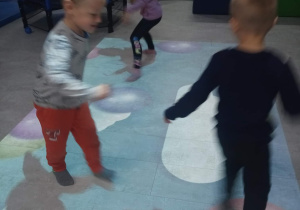 Zabawy z wykorzystaniem Magicznego Dywanu.