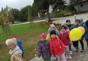 Spacer z kolorowymi balonami.
