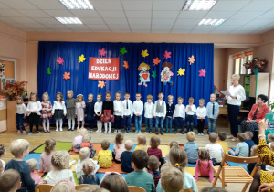 Dzieci przygotowują się do występu.