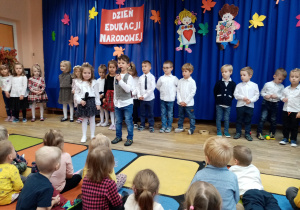 Dziewczynka i chłopiec recytują wiersz.