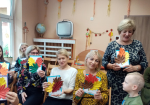 Nauczycielki oraz pracownice obsługi prezentują laurki, które otrzymały od dzieci.