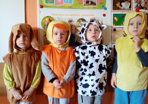 Dzieci z grupy II przebrane za wybrane przez siebie zwierzątka.