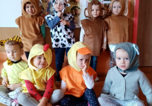 Dzieci z grupy II przebrane za wybrane przez siebie zwierzątka.