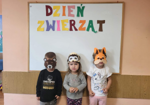 Przedszkolaki z grupy I w maskach zwierząt.