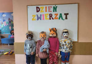 Przedszkolaki z grupy I w maskach zwierząt.