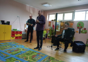 Pan Maciej wita się z dziećmi i przedstawia temat spotkania