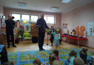 Muzyk zaprosił na scenę dziewczynkę.