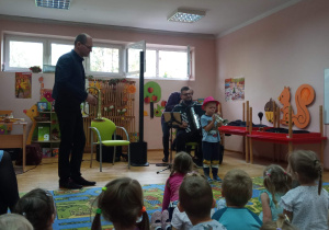 Chłopiec gra na trąbce.
