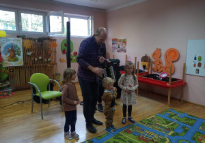 Pan Maciej zaprosił na scenę troje dzieci .