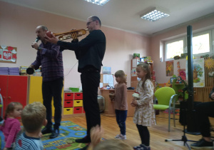 Muzyk gra na trąbce.