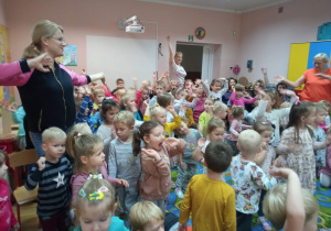 Wszystkie przedszkolaki wraz z nauczycielkami tańczą w rytm muzyki.