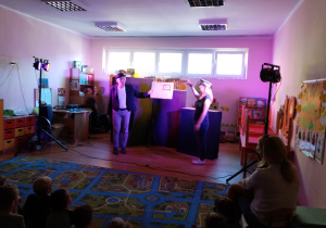 Przedszkolaki oglądają przedstawienie w wykonaniu aktorów Teatru „Pacuś”.