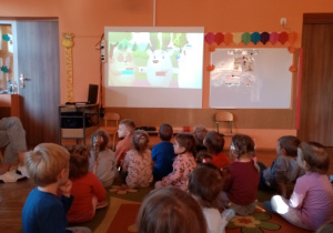 Przedszkolaki oglądają film edukacyjny.