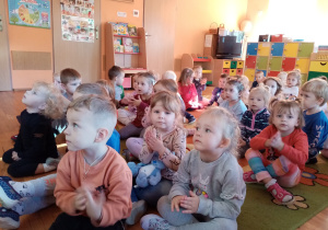 Dzieci pokazują jak będą myć ręce.