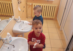 Chłopcy wycierają ręce.