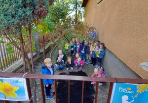 Przedszkolaki z grupy III przygotowują się do sadzenia żonkili.
