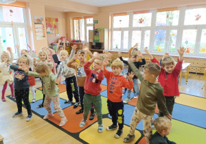 Dzieci naśladują ruch wiatru.