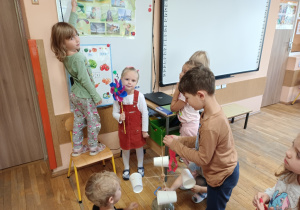Dzieci robią wiatromierz z plastikowych kubeczków.
