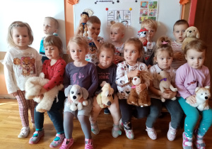 Dzieci z grupy II prezentują swoje pluszowe pieski.