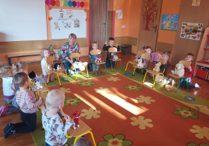Zabawy dzieci z pluszowymi pieskami.