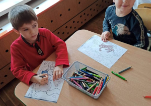 Dzieci kolorują obrazki z psami