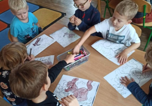 Dzieci kolorują obrazki z psami