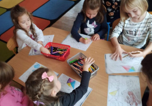 Dzieci kolorują obrazki z psami