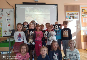 Grupa dzieci z psami - maskotkami
