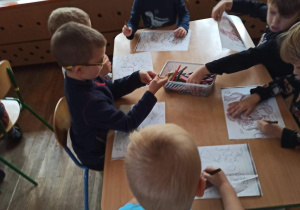 Dzieci kolorują obrazki z psami