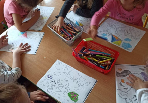 Dzieci kolorują obrazki z psami