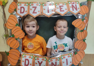 Dzieci w fotobudce z okazji „Dnia Dyni”.