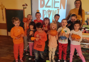 Pamiątkowe zdjęcie dzieci biorących udział w zajęciach.