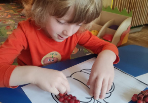 „Jarzębinowa dynia”- chłopiec wykonuje pracę plastyczną.