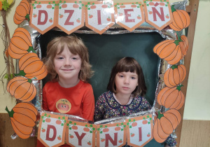 Dzieci w fotobudce z okazji „Dnia Dyni”.