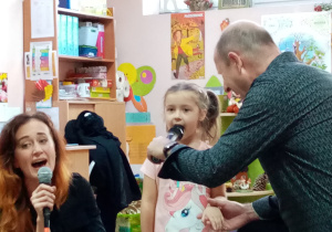 Dziewczynka wraz z wokalistką śpiewa piosenkę „Mam tę moc”.
